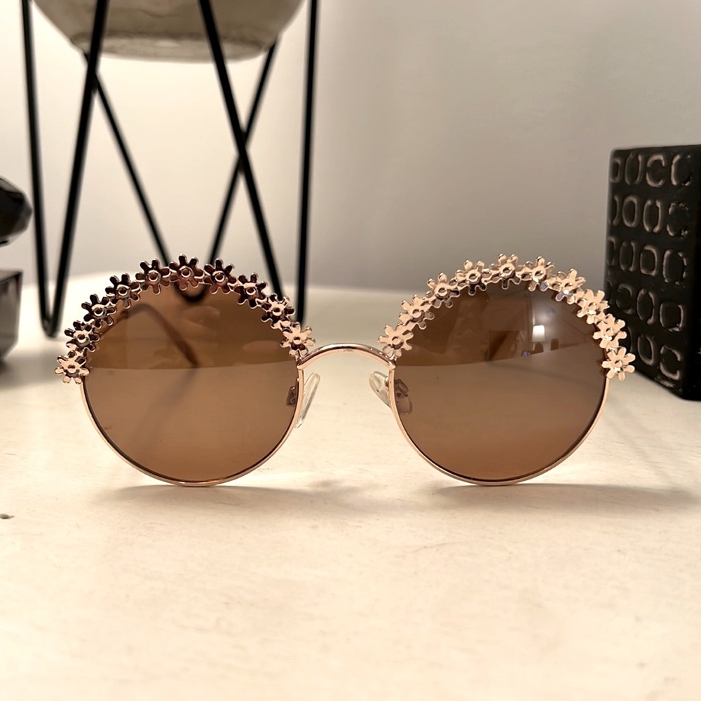 Daisy sunglasses